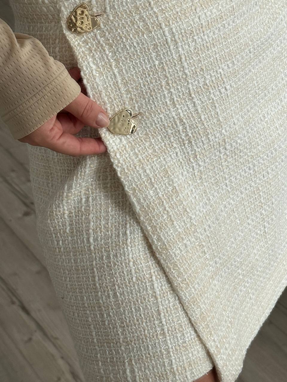 Картинка Твидовая юбка с пуговицами-сердечками от магазина Seller — готовый магазин одежды