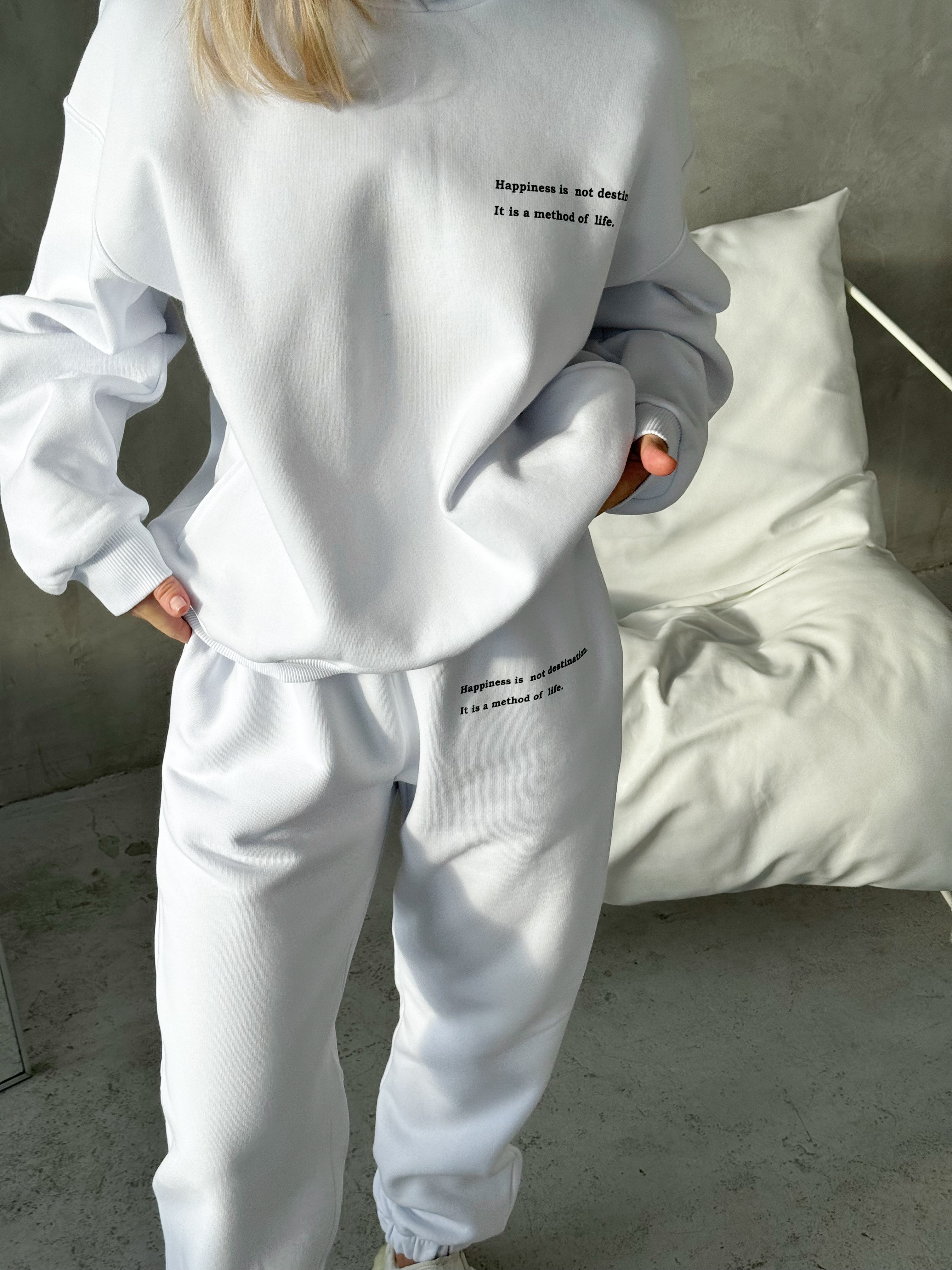 Картинка Белый спортивный костюм теплый на флисе от магазина Seller — готовый магазин одежды